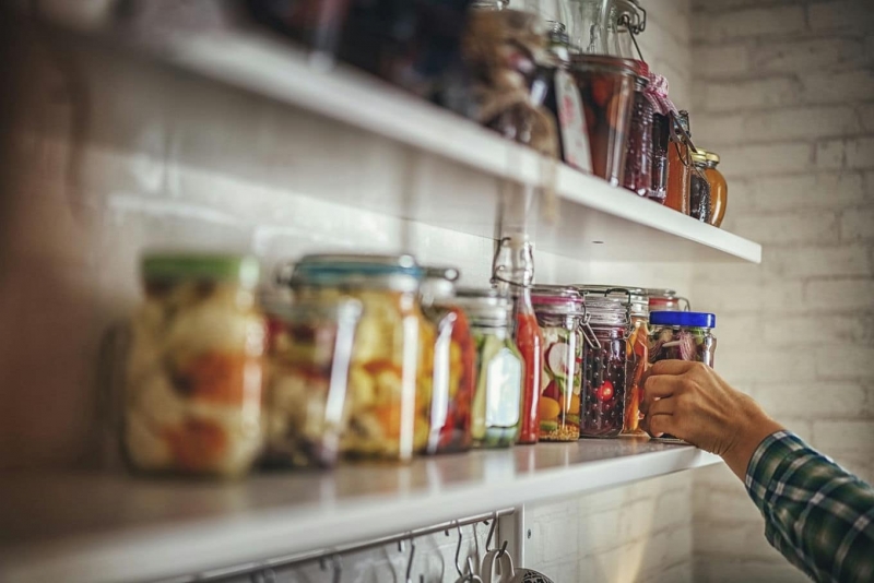 Fioletowe szkło w spiżarni – zalety i zastosowania